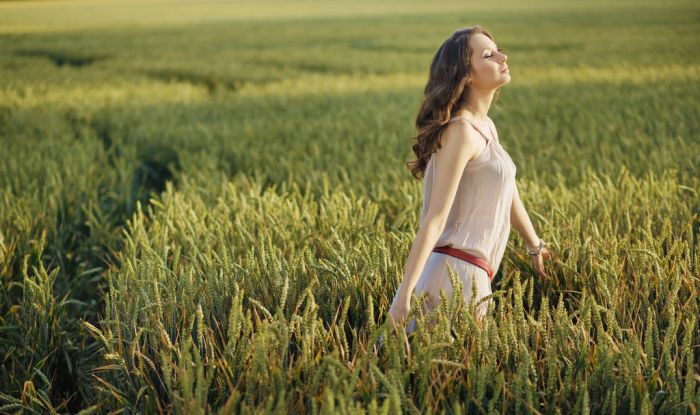 Femme dans un champ de blé